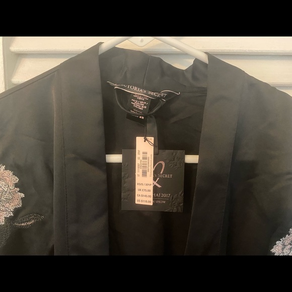 Limited Edition Victoria’s Secret Shanghai Robe - Picture 5 of 5
